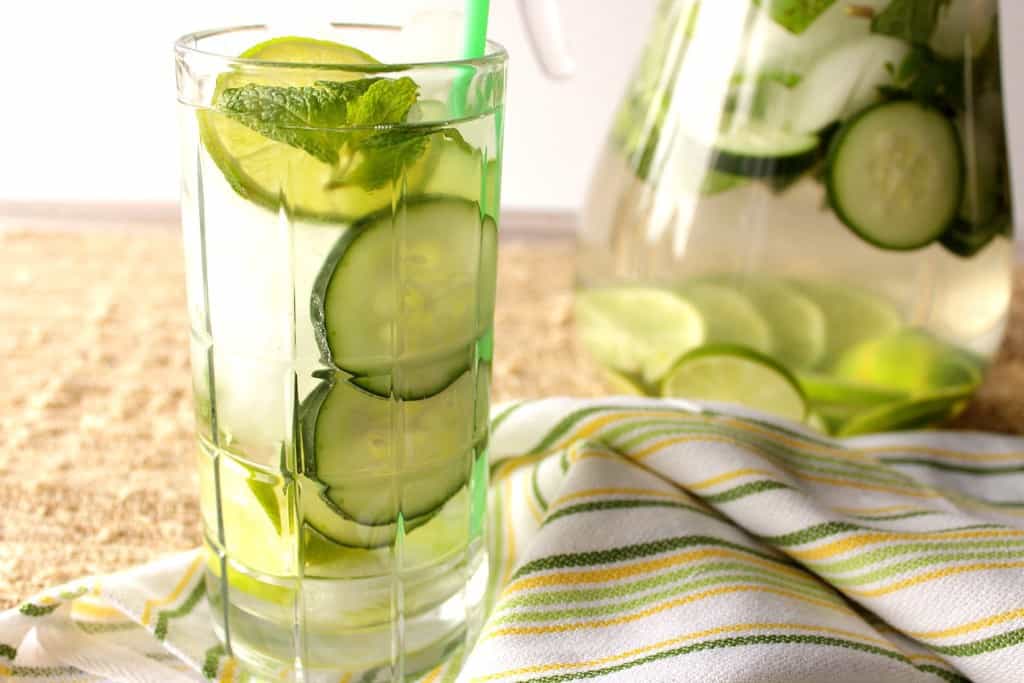 A água refrescante de pepino, limão e hortelã faz um bom corpo.