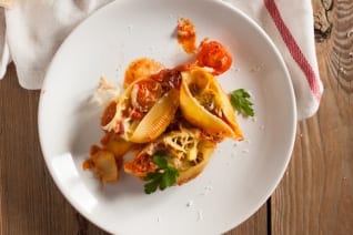Unas pastas rellenas favoritas con salsa de pisto