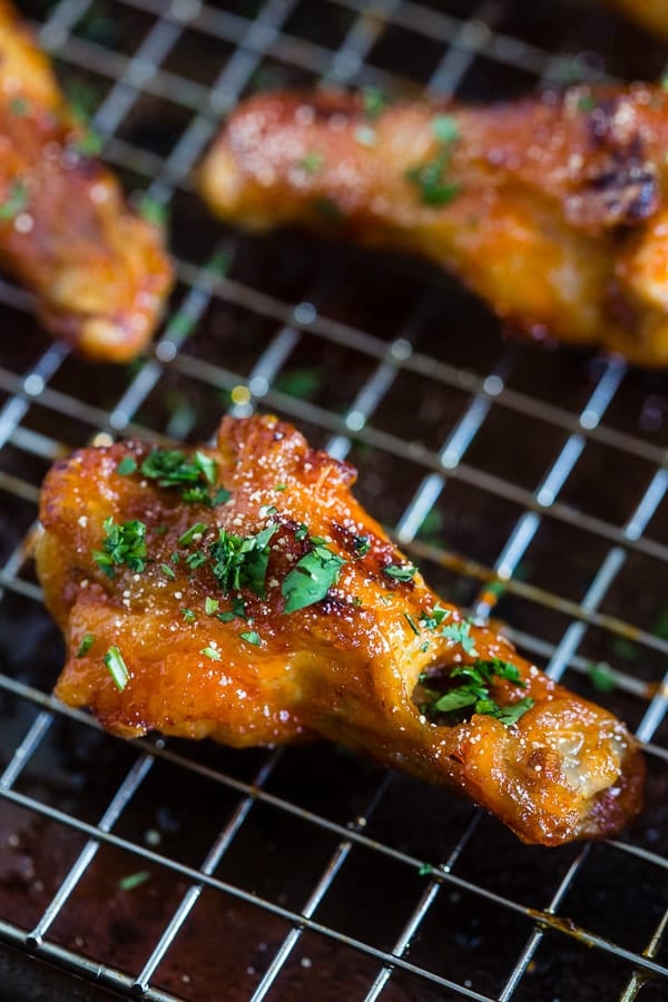 Estas alitas de pollo sriracha de miel dulce y picante son el aperitivo perfecto para el d&iacute;a del juego o la cena entre semana. Horneados en el horno para que salgan s&uacute;per crujientes y glaseados a la perfecci&oacute;n.