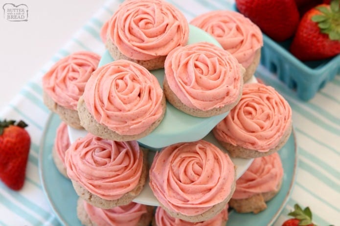 Galletas de fresa heladas hechas agregando fresas frescas a una simple masa de galleta de az&uacute;car. &iexcl;No es necesario extenderse ni enfriarse! Simplemente hornee y cubra con mi incre&iacute;ble glaseado de crema de mantequilla de fresa. &iexcl;Las galletas de fresa f&aacute;ciles con una rosa rosa s&uacute;per simple, por lo que tienen un sabor incre&iacute;ble y tambi&eacute;n son bonitas!