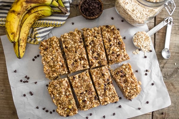 Barras de granola de chocolate con plátano y mantequilla de maní sin hornear