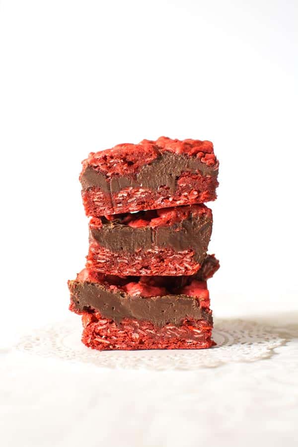 Essas barras de chocolate de veludo vermelho e aveia sĂŁo incrĂveis! Esta receita do Dia dos Namorados apresenta uma camada de doces de chocolate assados ​​entre duas camadas de biscoitos de aveia!