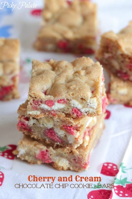 Barras de galleta con chispas de chocolate y cereza de