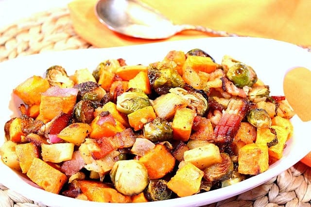 Patatas dulces asadas dulces y saladas, coles de Bruselas y manzanas