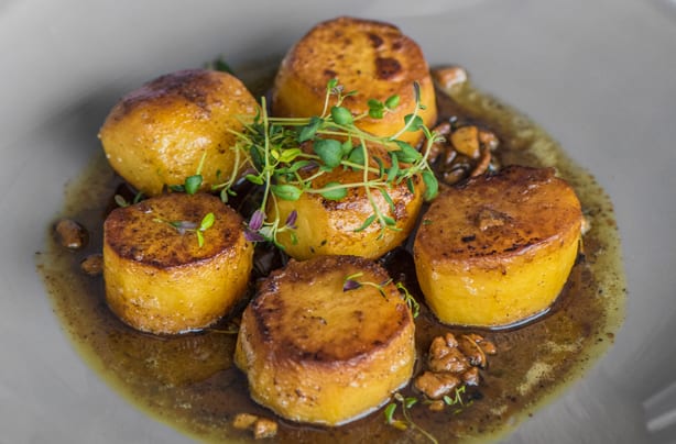 Batatas Fondant dos Hairy Bikers 'As batatas Fondant são um delicioso upgrade dos assados ​​tradicionais, aromatizados com alho, tomilho e manteiga.