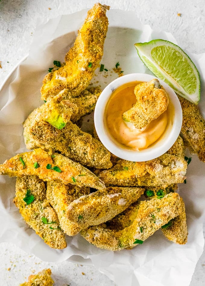 ¡Las papas fritas de aguacate son una gran receta saludable de acompañamiento o aperitivo, perfecta para cualquier ocasión! Nos encantan estas saludables papas fritas de aguacate al horno cuando anhelamos algo crujiente y