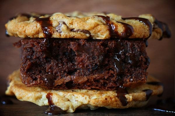 Crownie Sandwich ~ Brownie de chocolate decadente intercalado entre dos galletas de chispas de chocolate y cubierto con salsa de chocolate caliente