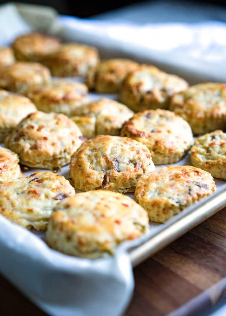  Esses biscoitos de soro de leite coalhado são carregados com bacon, cebola verde e queijo Gruyere, assados ​​na cor dourada e perfeitos com sopas, ensopados e jantares festivos. www.keviniscooking.com 