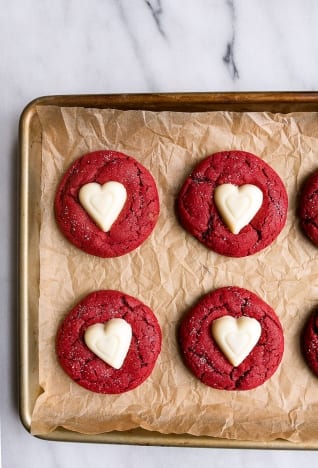Galletas de azúcar de terciopelo rojo