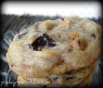Biscoitos de caramelo e chocolate brancos
