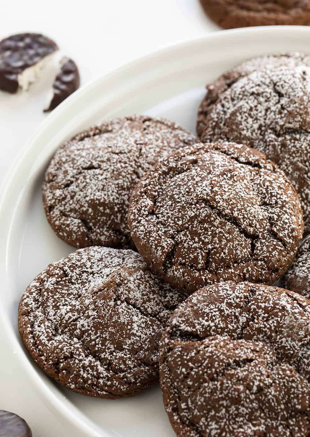 Galletas de chocolate rellenas de menta Patty en un plato blanco
