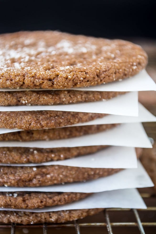 &iexcl;Las galletas masticables de chocolate y jengibre son un toque sutil en la galleta de vacaciones favorita de todos!