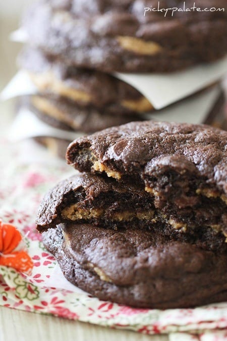 Galletas rellenas de galleta de mantequilla de maní y dulce de chocolate