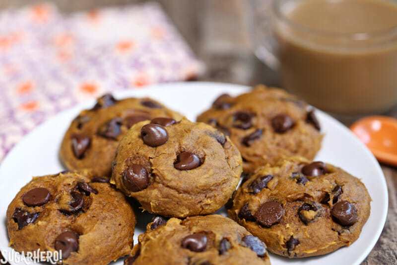 Galletas con chispas de chocolate y calabaza de 3 ingredientes - plato de galletas con chispas de chocolate y calabaza