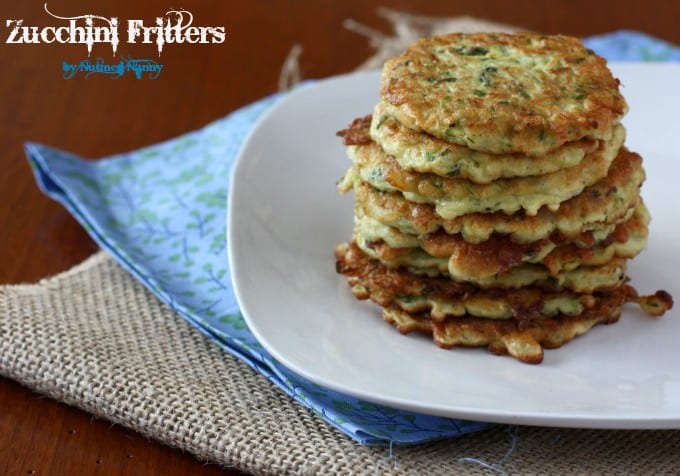 Estos buñuelos de calabacín son muy fáciles de hacer y son perfectos como aperitivo, una cena ligera o incluso como guarnición. ¡Es hora de usar ese calabacín de verano!