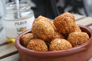 Soplos de queso caseros con semillas de sésamo y miel