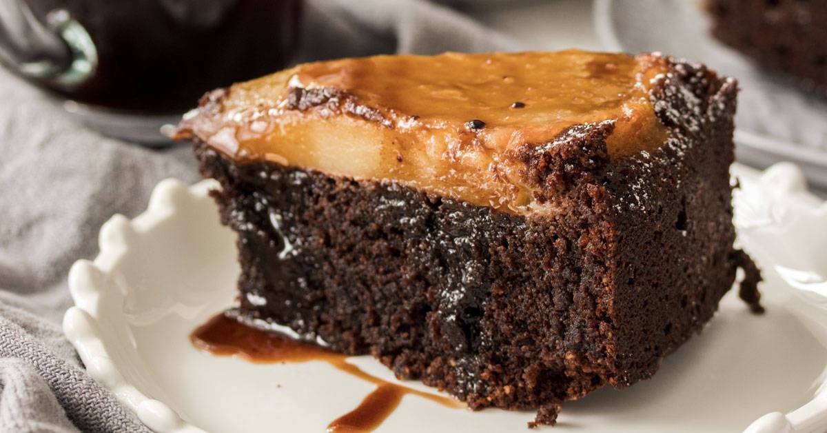 Pastel al revés de pera de chocolate sin harina