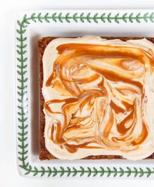 Pastel de zanahoria pequeña con glaseado de queso crema y caramelo