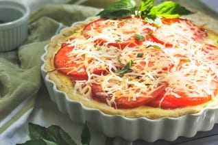 Pastel De Tomate Y Albahaca Con Mantequilla De Ajo