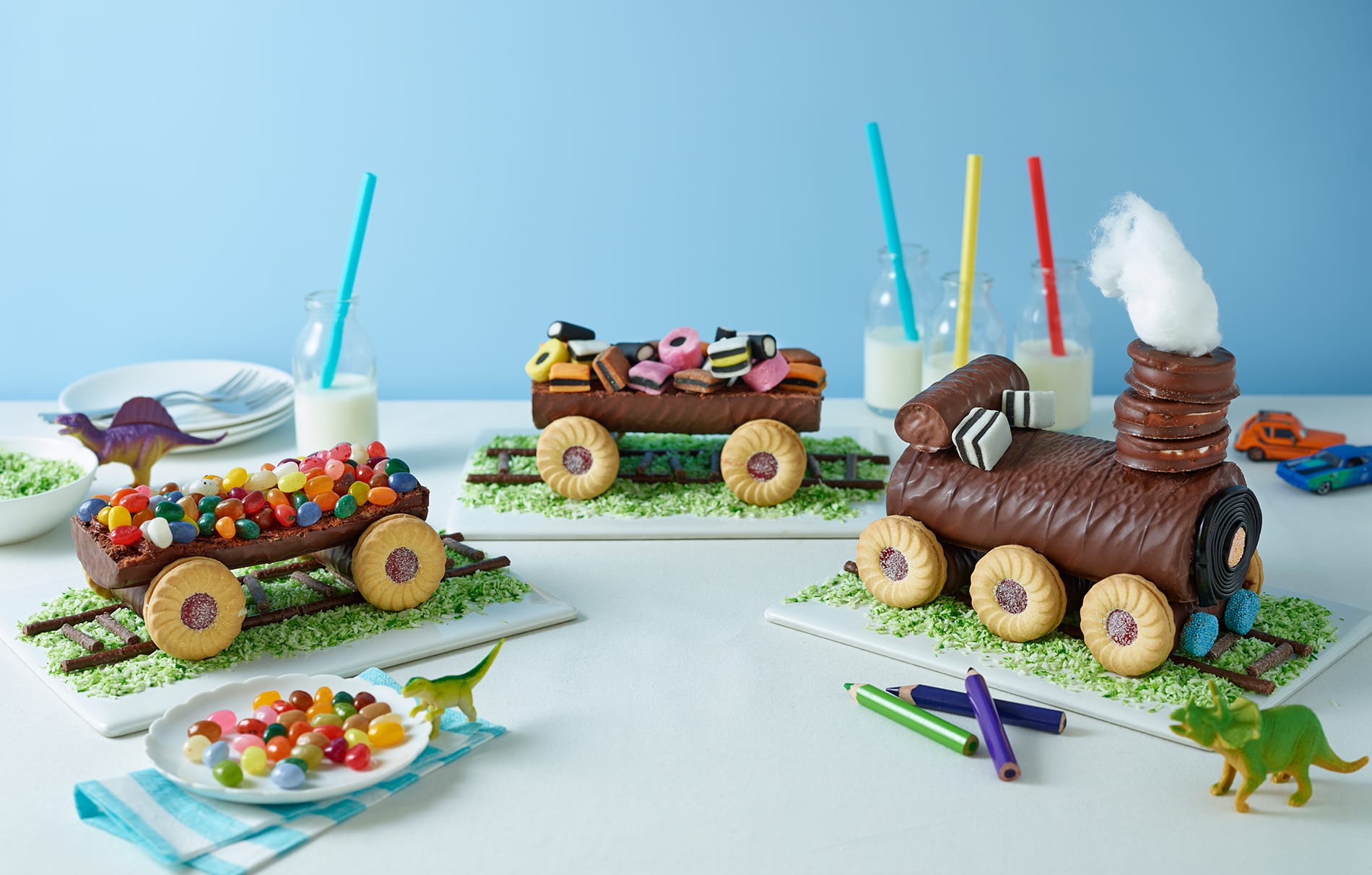 Bolo de trem não cozido Bolo de trem não cozido é tão fácil de montar a partir de bolos e biscoitos comprados em lojas, mas vale a pena o esforço para fazer este bolo incrível. Perfeito para uma festa infantil