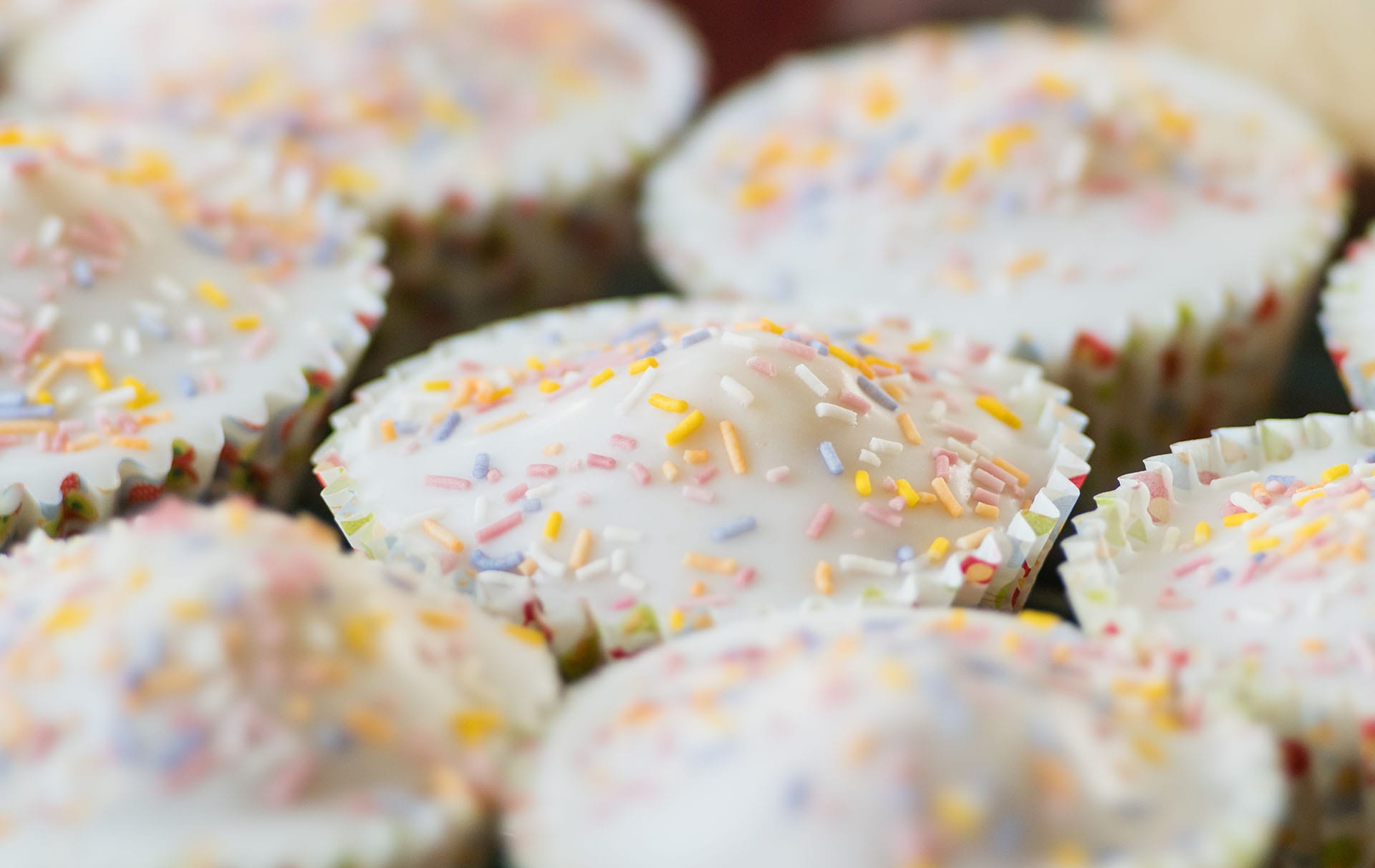 Bolos Básicos de Fadas Esta receita básica de bolos de fadas é ótima para iniciantes e é tão simples que pode ser feita e decorada com crianças.