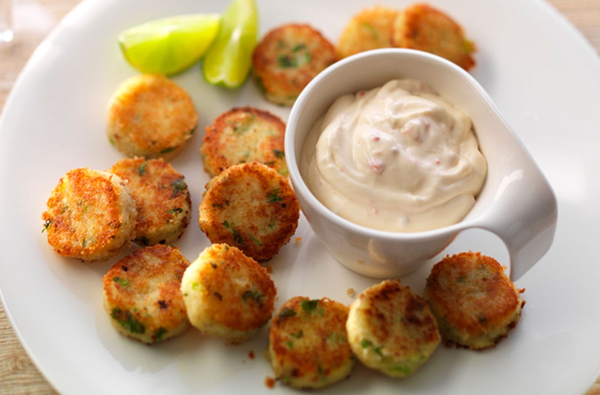 Bolos de batata com molho de pimenta doce O lanche perfeito para a festa, esses bolos de batata são fáceis de fazer e muito saborosos, principalmente com um pouco de molho frio e frio!