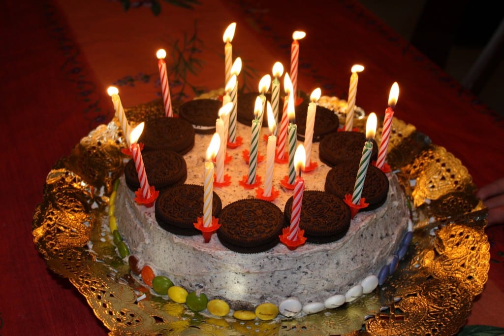 Bravamente fazendo um bolo de aniversário
