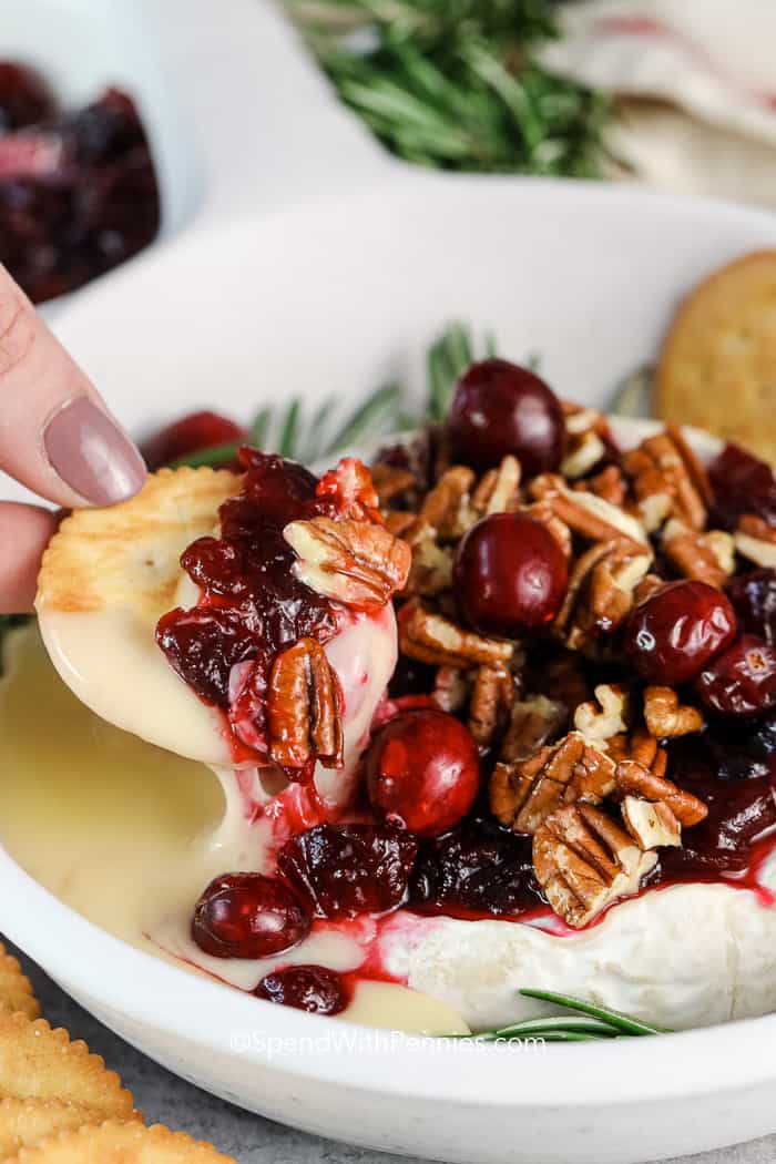 Brie al horno cubierto con nueces y arándanos