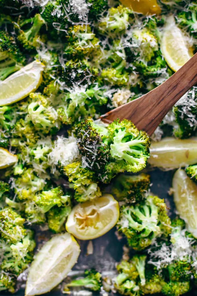 Receta de brócoli asado con parmesano y limón