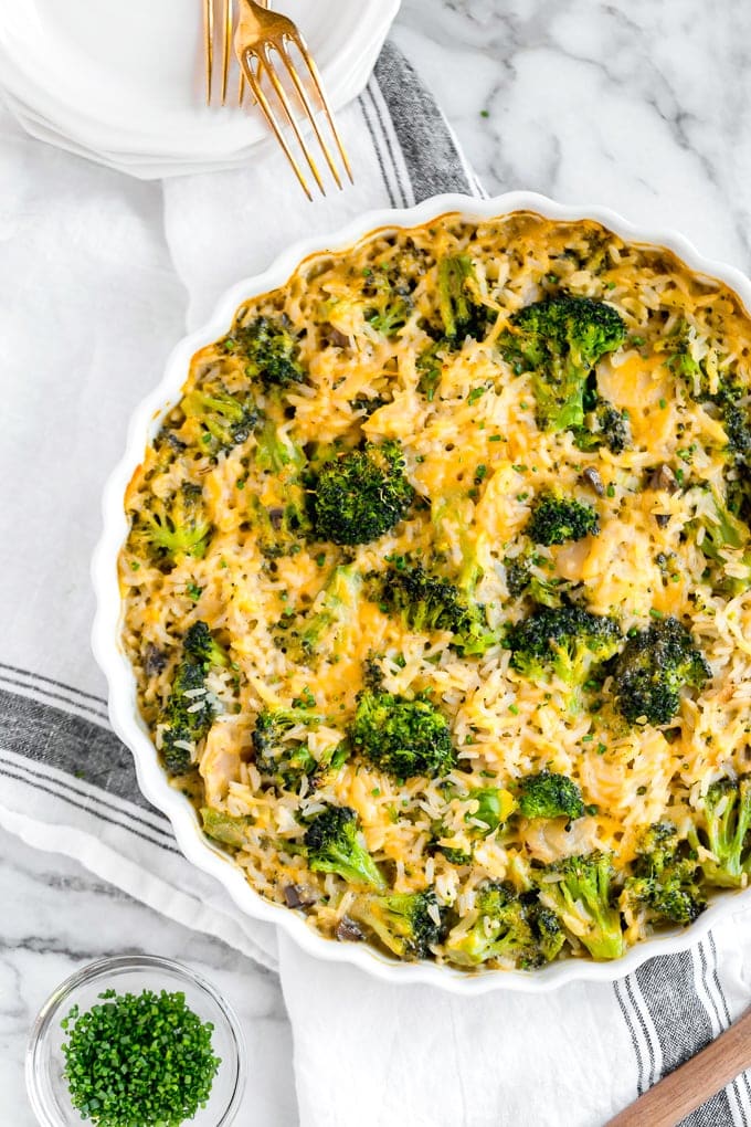 Br&oacute;coli Queso Arroz Cazuela en una cacerola blanca