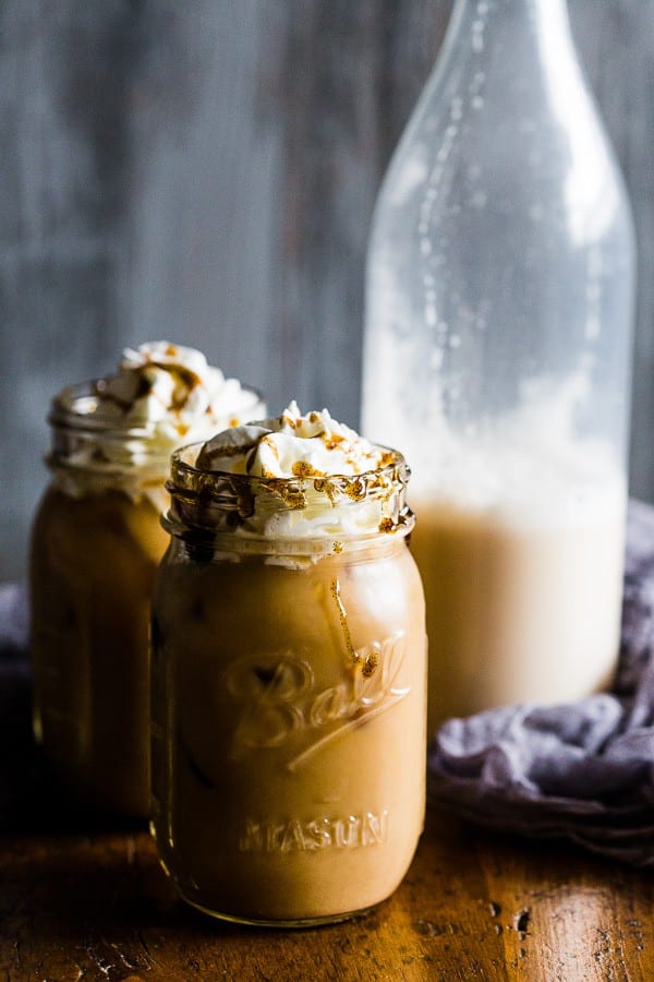 Este caf&eacute; helado horchata de vainilla casero es francamente delicioso. Horchata casera hecha con muchos granos de vainilla y canela y luego mezclada con caf&eacute; fr&iacute;o. &iexcl;Esta bebida est&aacute; hecha para todos los amantes del caf&eacute; helado!