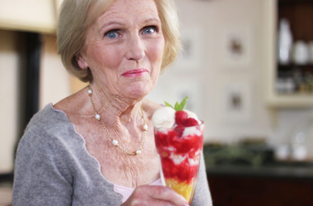 Calcinha Mary Berry Glory Essa glória é uma receita clássica da Mary Berry que é uma sobremesa simples e rápida de fazer. Perfeito para crianças e também cheio de frutas.
