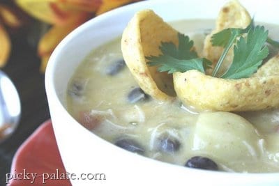 Caldo de sopa de queijo de frango com feijão preto e batata