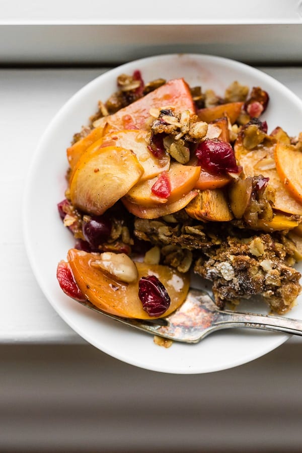Este crujiente de caqui y vainilla es el postre perfecto para las fiestas. Est&aacute; hecho con caquis estacionales en rodajas finas, ar&aacute;ndanos frescos picados, pasta de vainilla y cubierto con una mezcla casera de avena y almendras de vainilla. &iexcl;Te encantar&aacute; este sencillo postre de invierno!