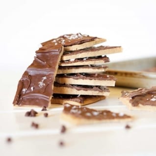 Corteza de caramelo de chocolate oscuro