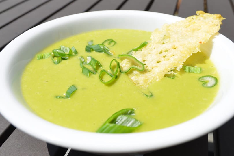 Cebolla De Primavera, Sopa De Guisantes Y Parmesano