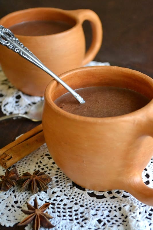 2 tazas de arcilla de atole mexicano de chocolate caliente