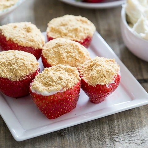 Pastel de queso relleno de fresas
