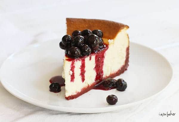 Tarta de queso de Nueva York con corteza de terciopelo rojo