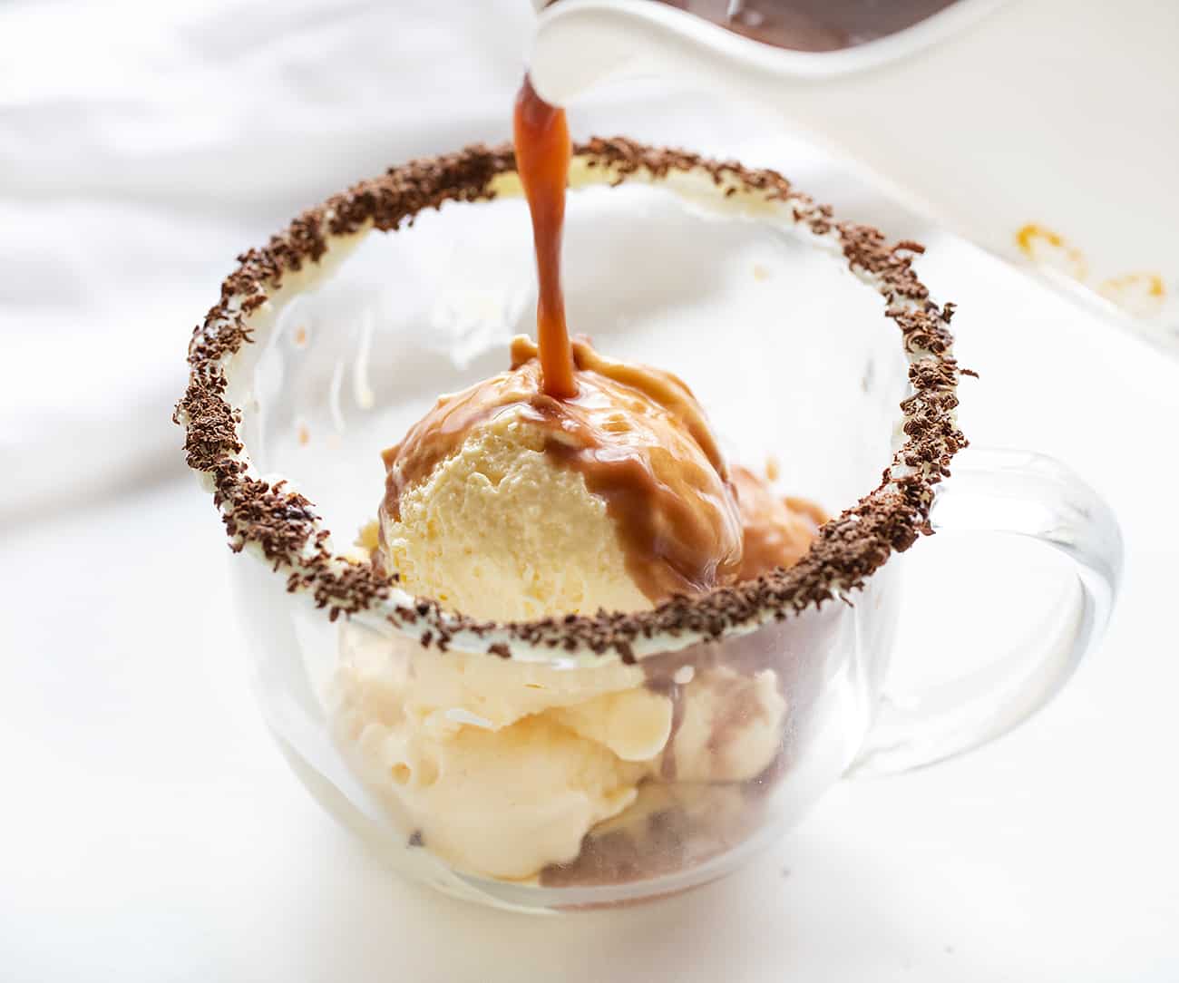 Verter chocolate caliente sobre helado para hacer una bebida de mu&ntilde;eco de nieve borracho