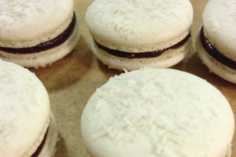 Macarons De Coco Con Chocolate Ganache