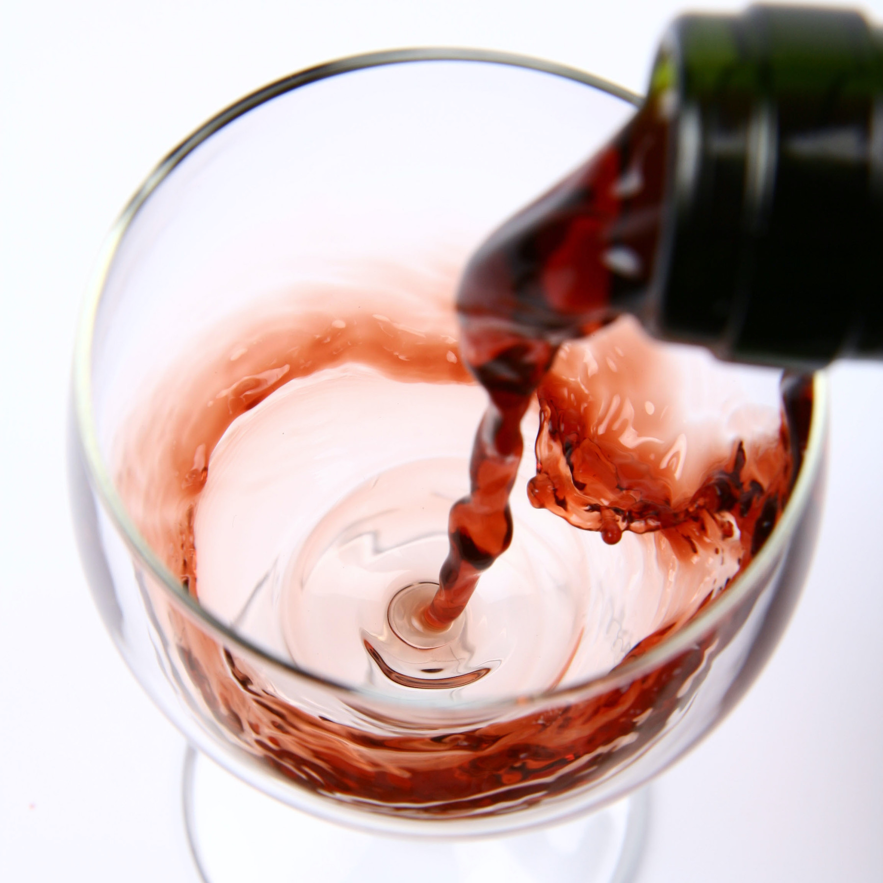 derramando vinho tinto