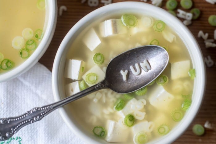 Una receta rápida y saludable de sopa de alfabeto Miso