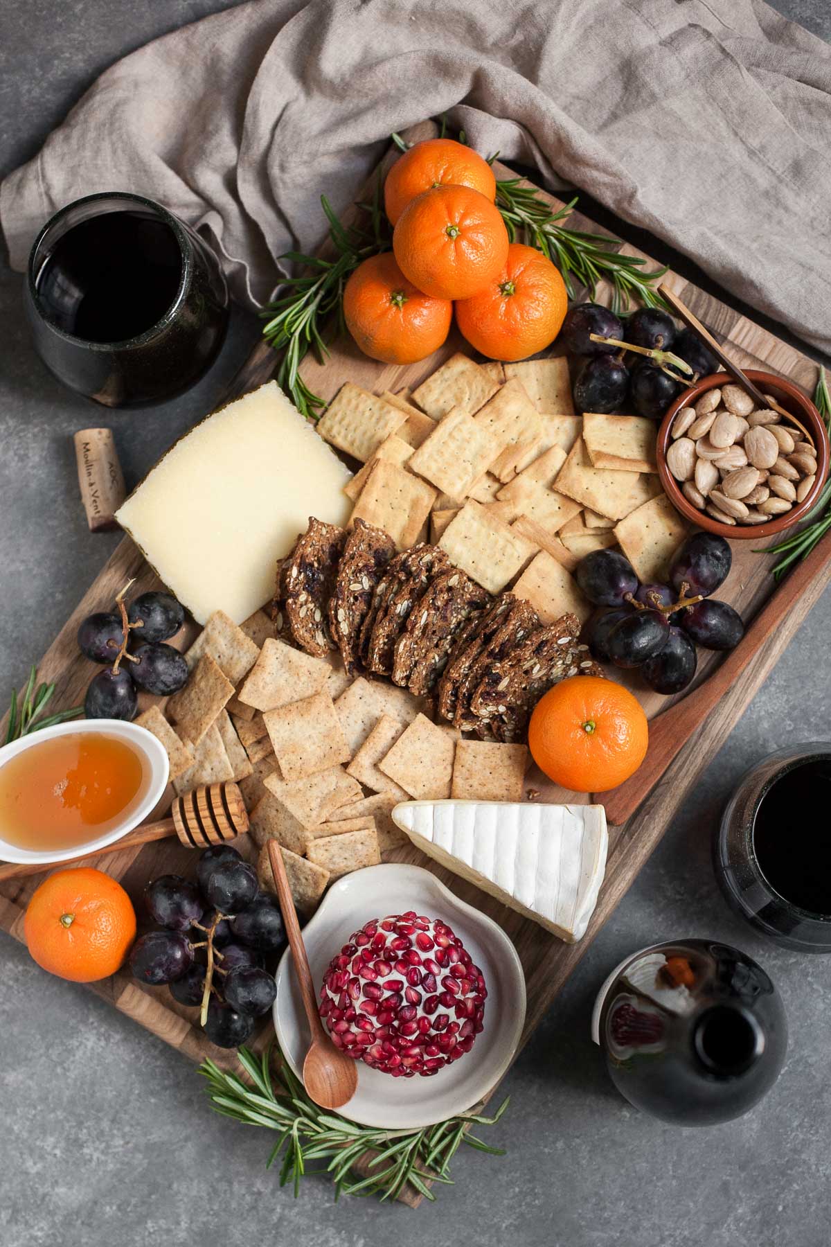 Una tabla de quesos de invierno f&aacute;cil + vino Beaujolais