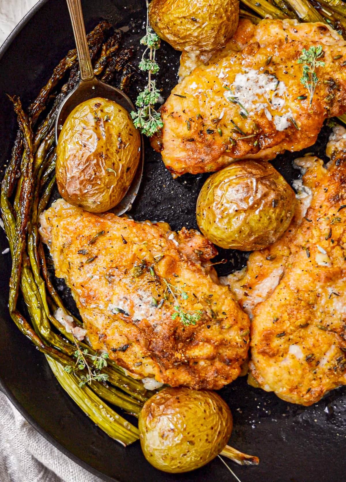 pollo al horno con mantequilla con papas y esp&aacute;rragos