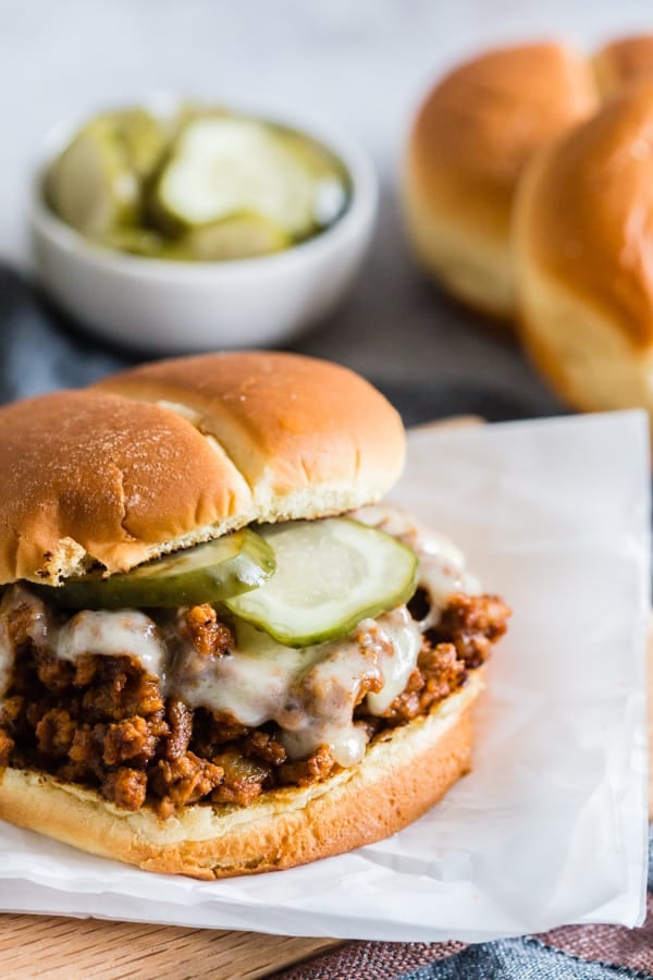 Estos descuidados Cubanos son el giro perfecto para el tradicional Sloppy Joe. Una deliciosa mezcla de carne molida de cerdo, chorizo, especias, lima y tomate apilados en un bollo y cubierto con queso suizo y encurtidos. Es la combinaci&oacute;n perfecta de un s&aacute;ndwich cubano y Sloppy Joe.