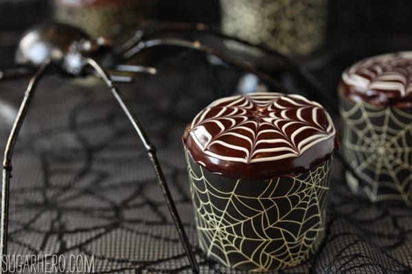 Pastelitos de telaraña y arañas de chocolate