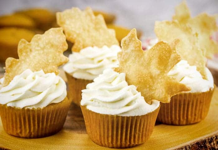 Pastelitos de pastel de calabaza con cortes de corteza de pastel