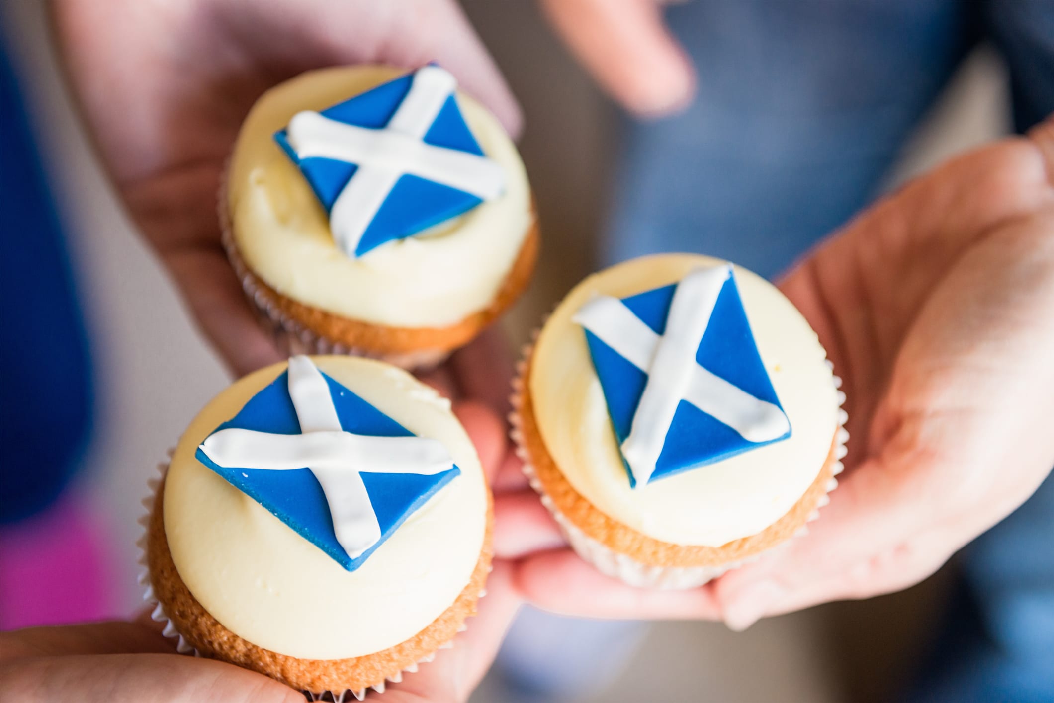 Cupcakes escoceses para a Burns Night Victoria Threader criou esses deliciosos cupcakes com tema escocês, usando creme de uísque em cima de cupcakes de chocolate, para a Burns Night, que será no dia 25 de janeiro.