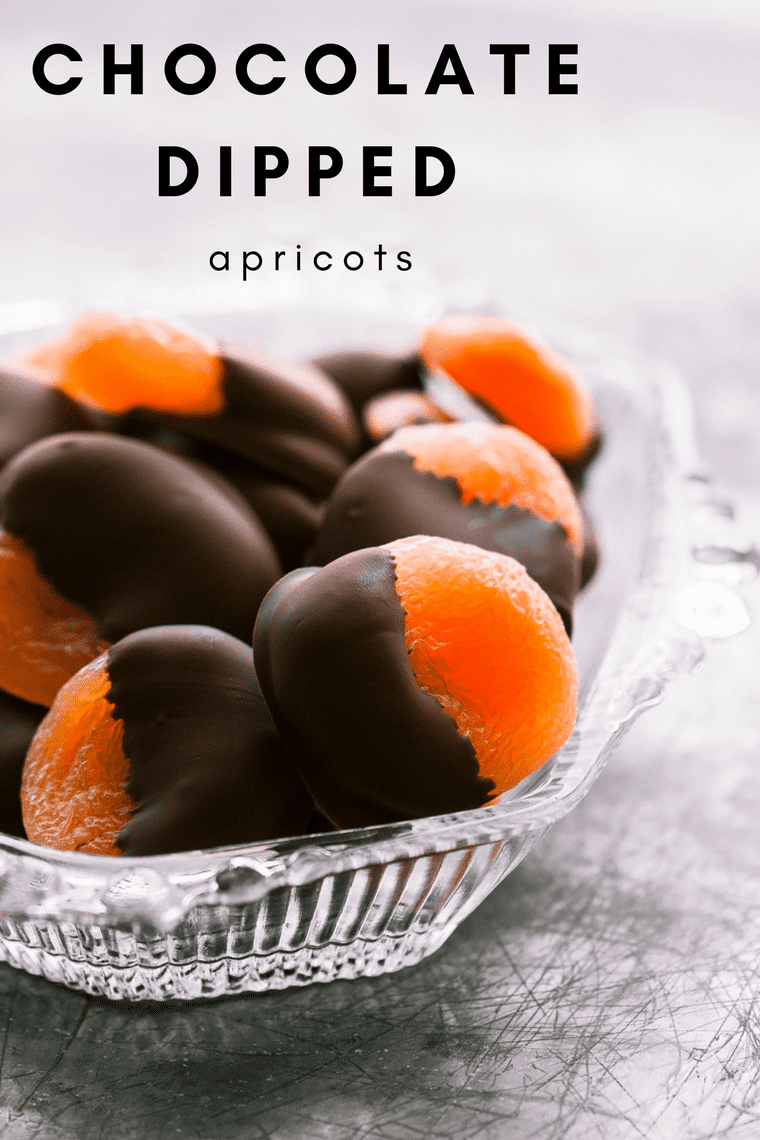 albaricoques ba&ntilde;ados en chocolate en un recipiente de vidrio